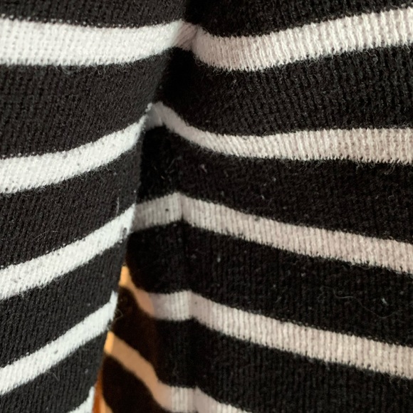 3/$30 Jessica Black & White Striped Sweater Size M - Picture 11 of 14